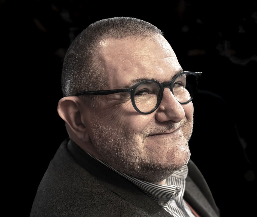 foto con sfondo nero e in profilo dell'Avvocato Piero Gallimberti che sorride